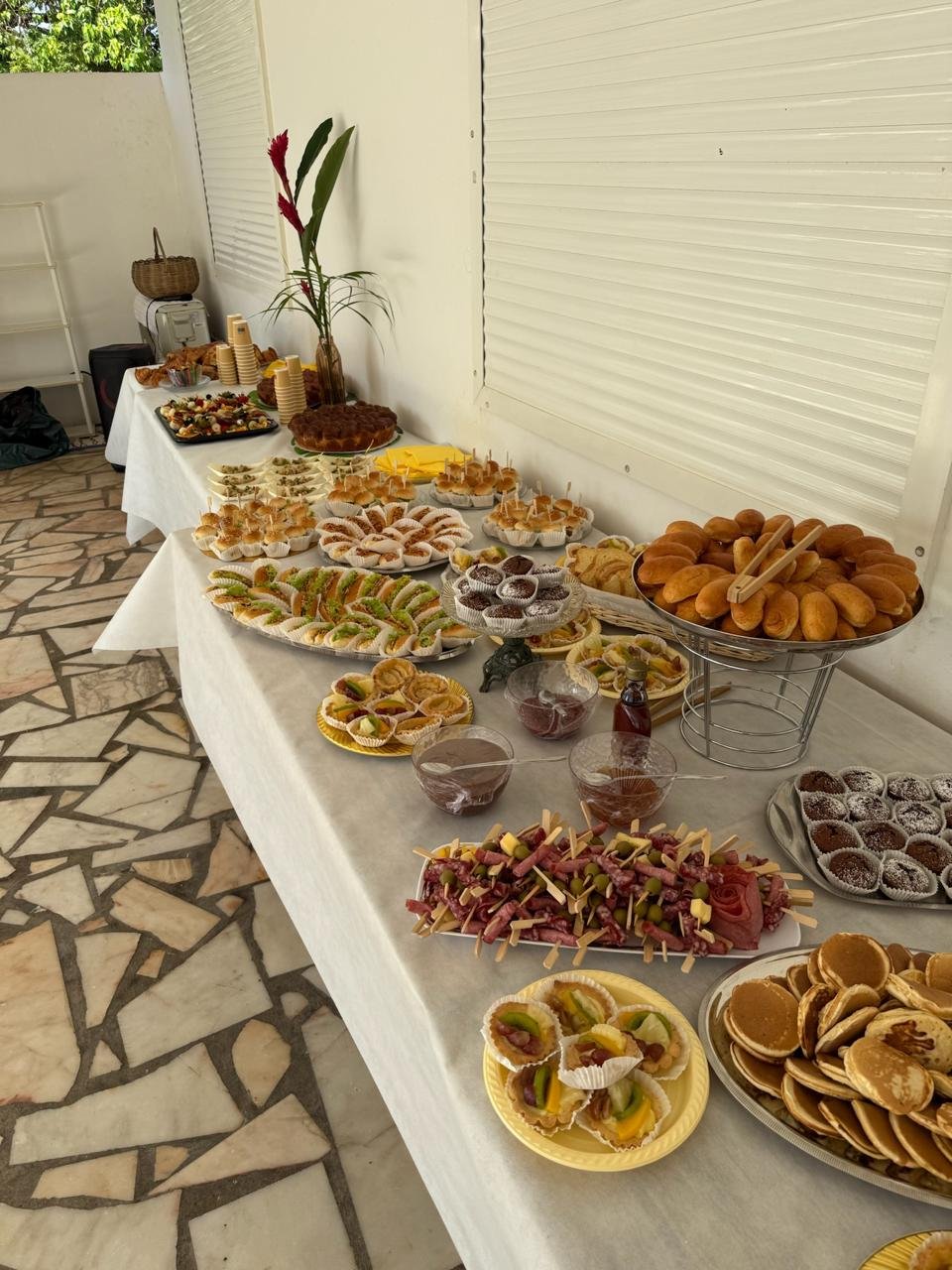Le buffet du brunch, dressé en plein air
