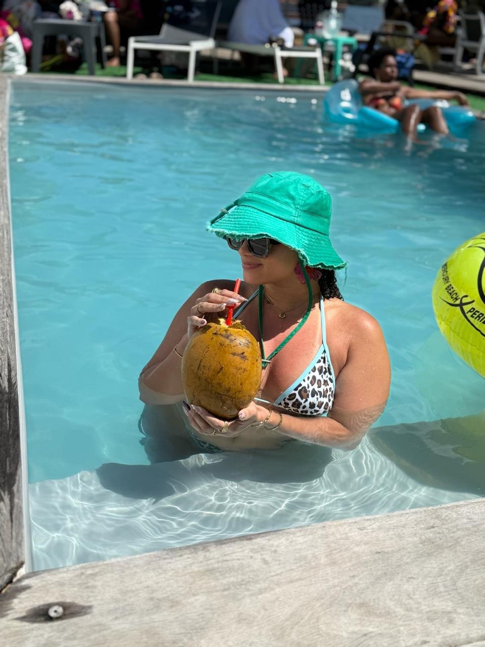 Une noix de coco fraîche, à siroter dans la piscine