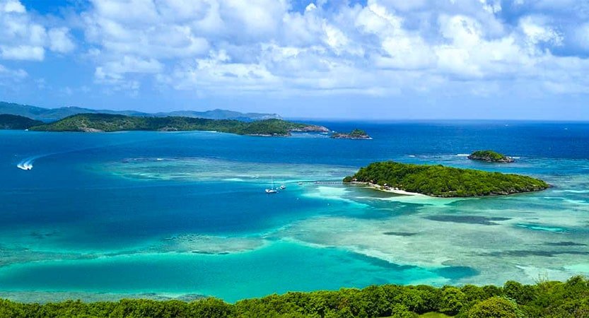 Les eaux turquoise peu profondes autour des îlets de la côte atlantique